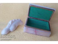 Cutie de bijuterii și figurină din marmură