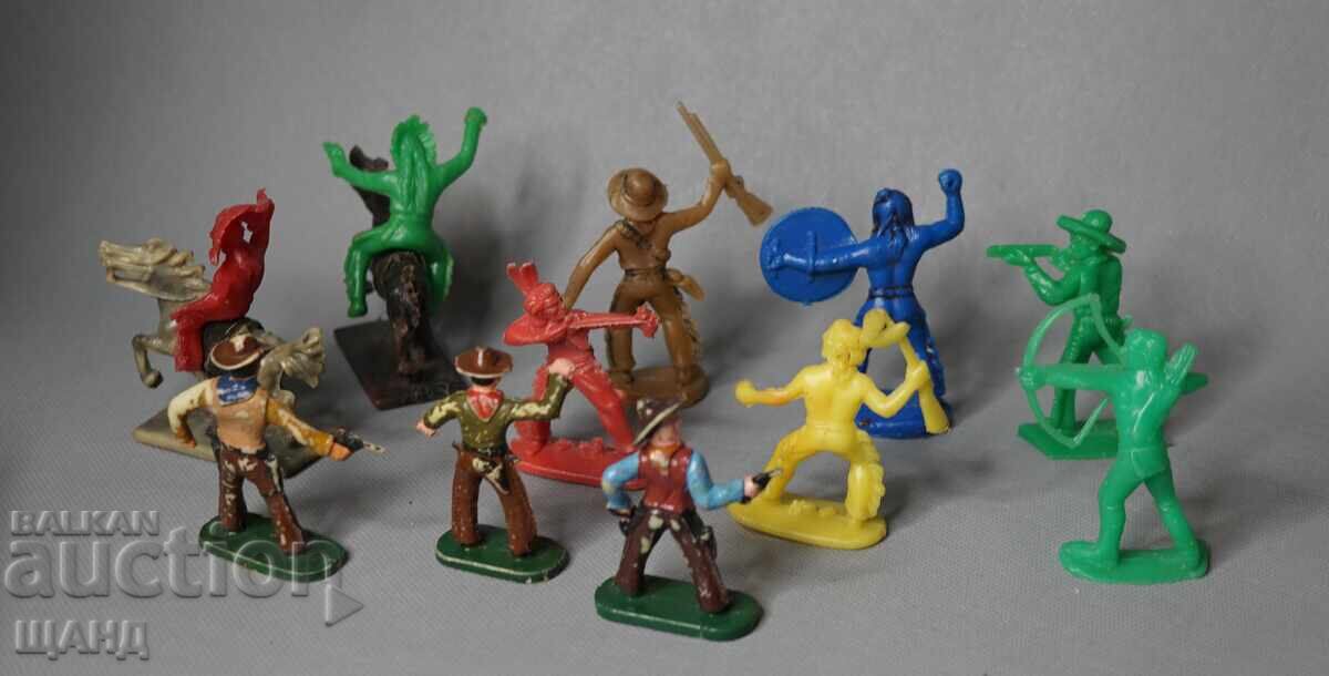 Delivery of Old toy plastic figures: soldiers, Indians, cowboys