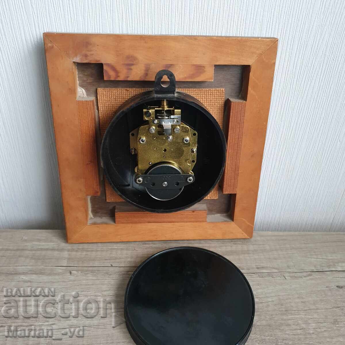 Livrarea Ceas mecanic de perete