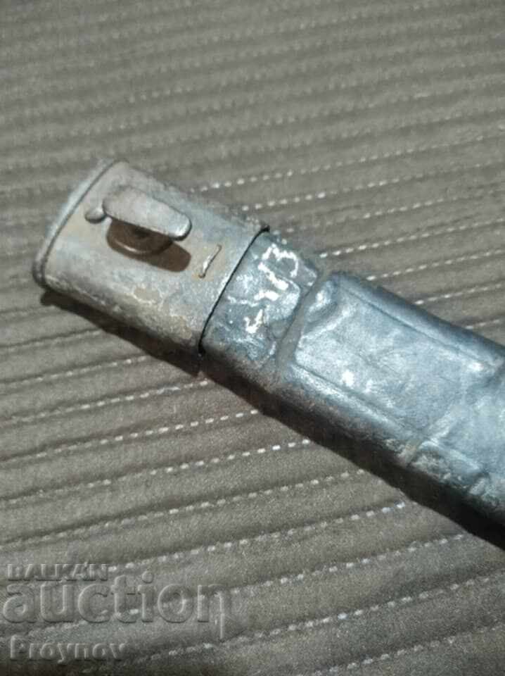 Auction  Old can from Shtik