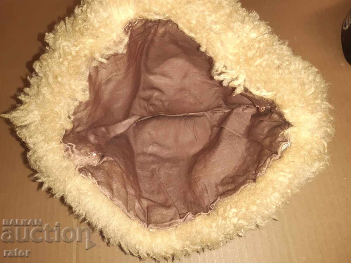 Old lambskin hat - 6
