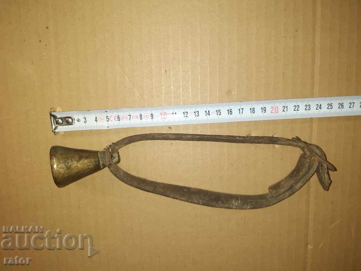 Clopoțel vechi de bronz cu curea veche de piele, clopoțel cu preț € 8.69 | 17.00 BGN