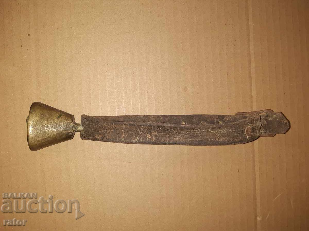 Licitație Clopoțel vechi de bronz cu curea veche de piele, clopoțel