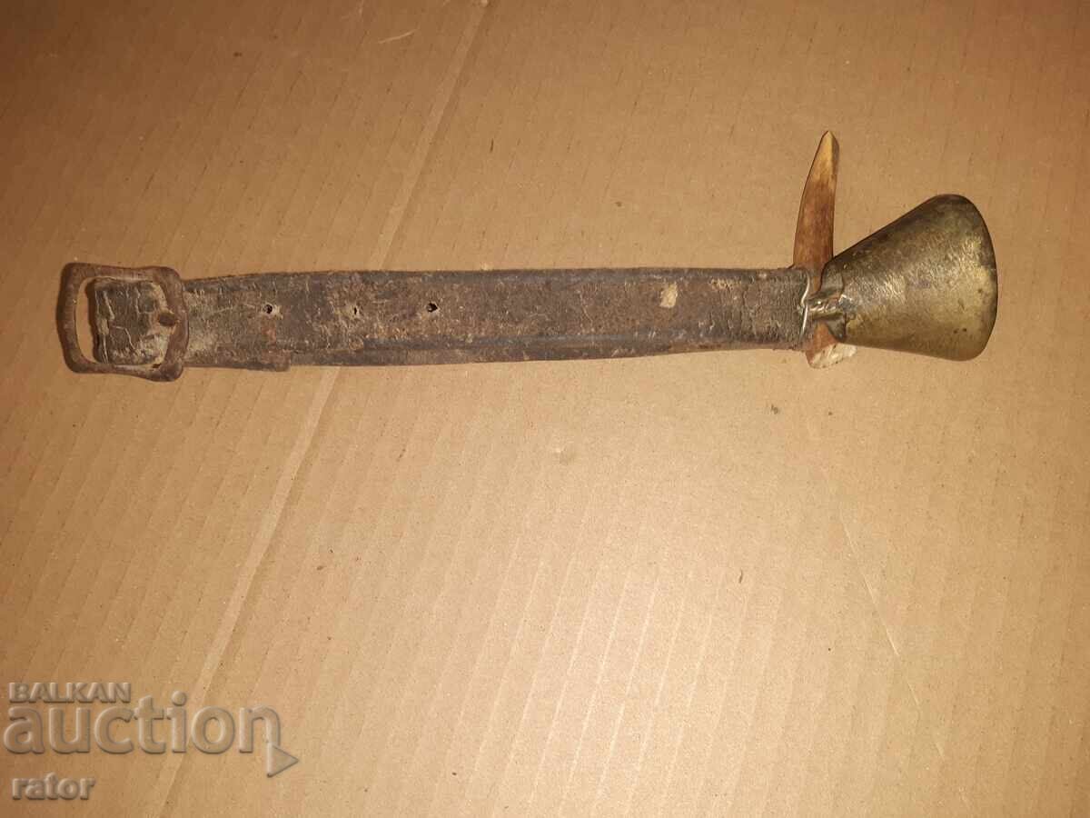 Livrarea Clopoțel vechi de bronz cu curea veche de piele, clopoțel