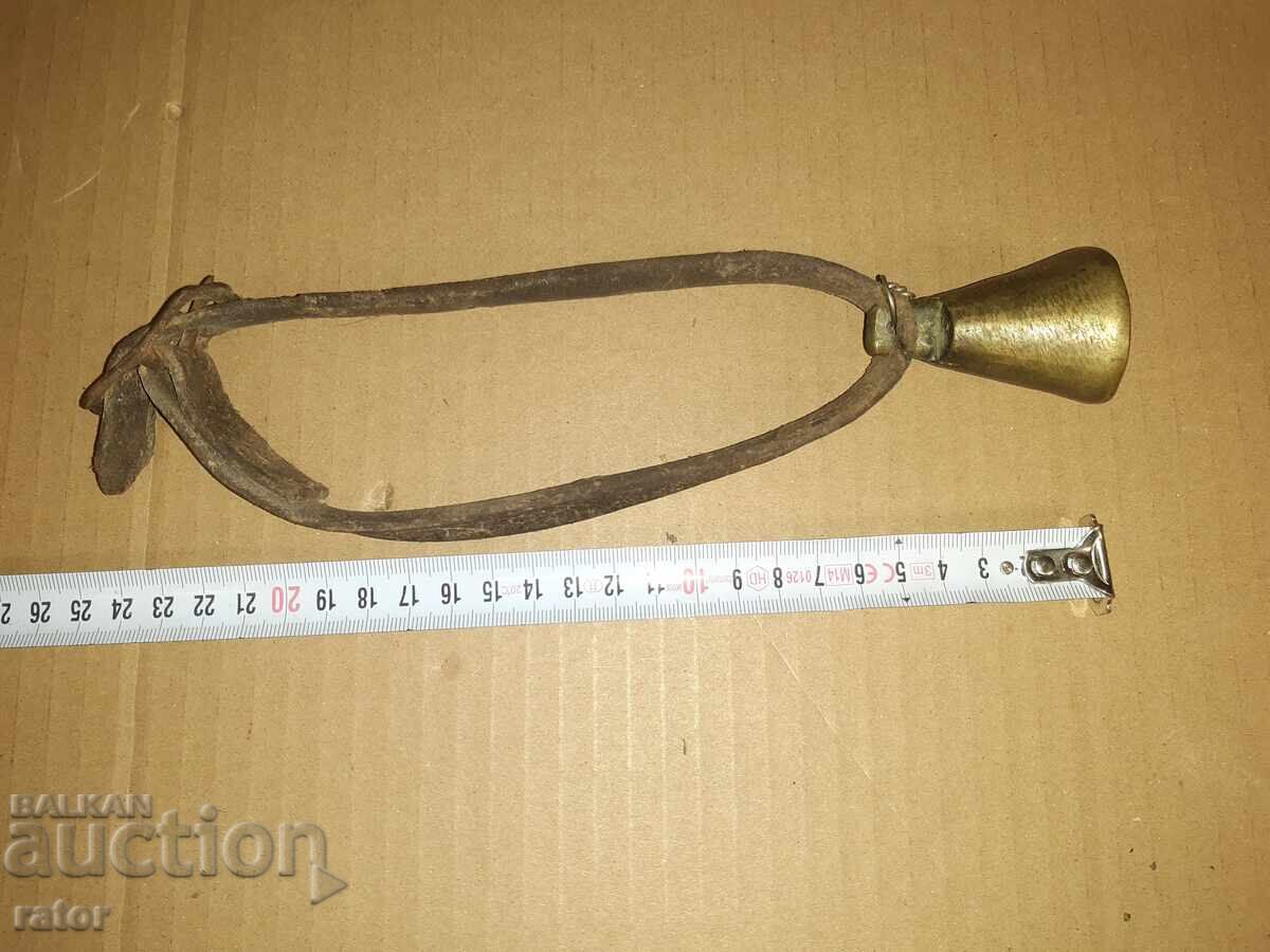 Clopoțel vechi de bronz cu curea veche de piele, clopoțel