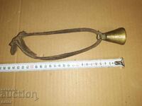 Clopoțel vechi de bronz cu curea veche de piele, clopoțel