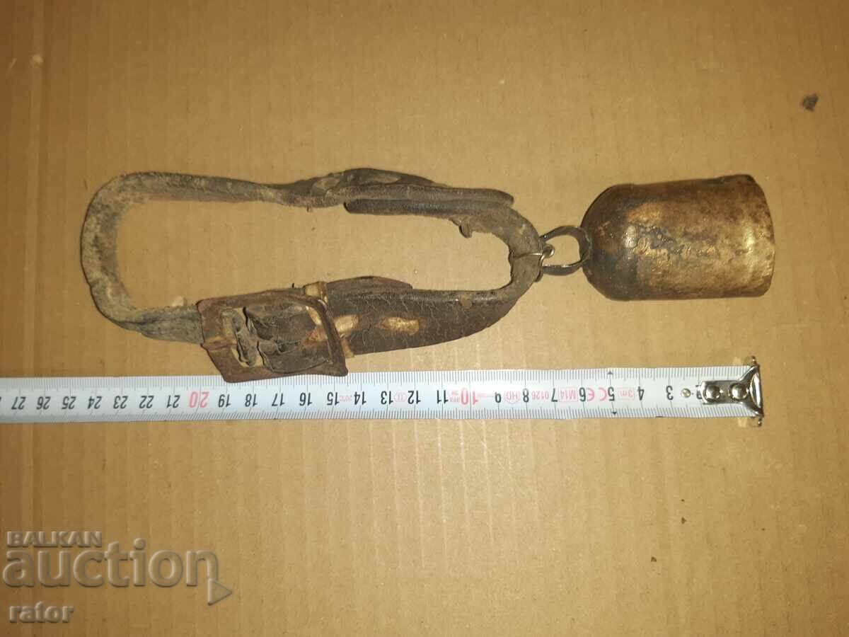 Clopoțel vechi cu curea veche din piele, clopoțel cu preț 12.99 BGN | € 6.64