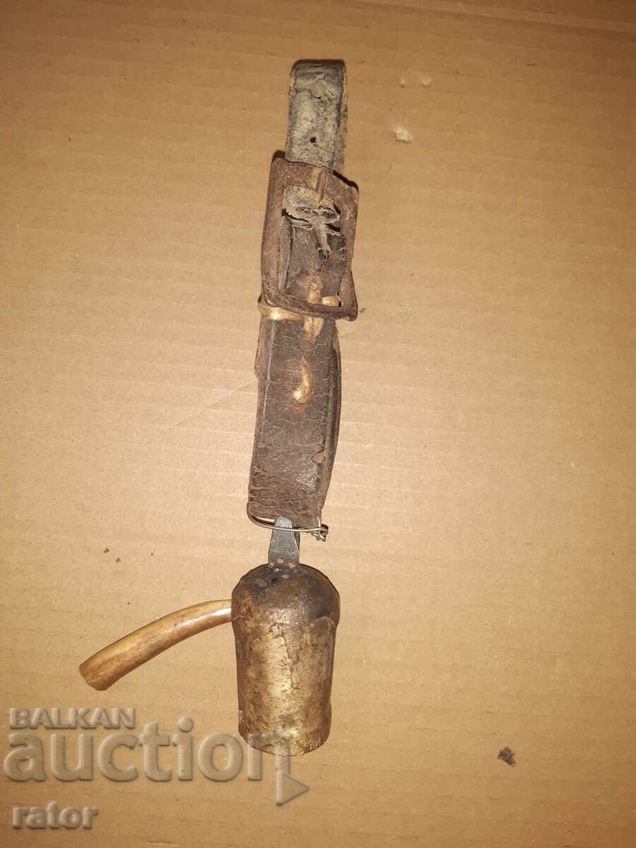 Licitație Clopoțel vechi cu curea veche din piele, clopoțel