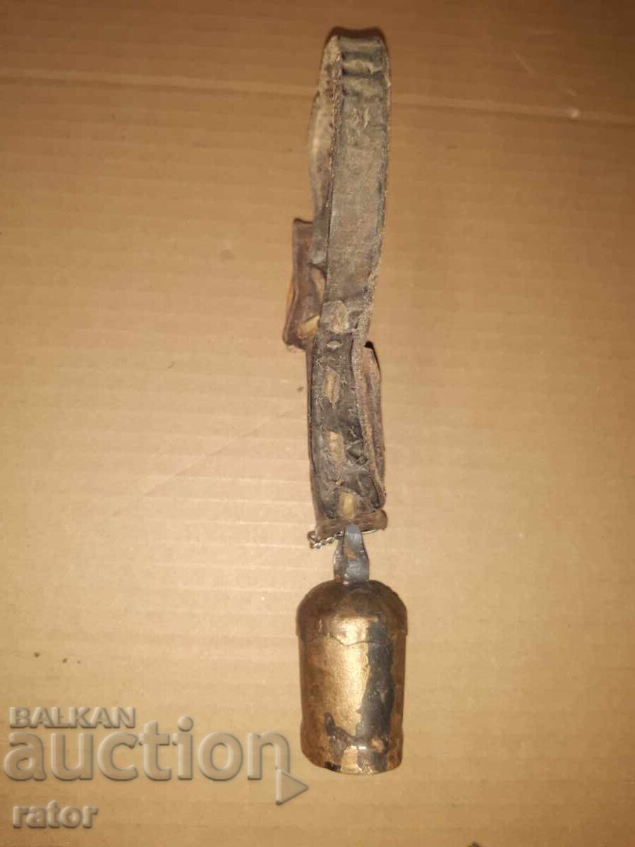 Livrarea Clopoțel vechi cu curea veche din piele, clopoțel