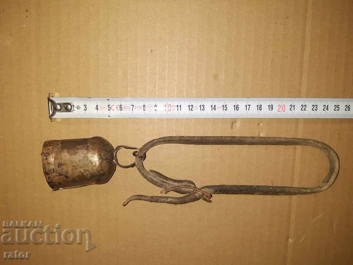 Clopoțel vechi cu curea veche din piele, clopoțel cu preț 12.99 BGN | € 6.64 Clopoțel vechi cu curea veche din piele, clopoțel cu preț 12.99 BGN | € 6.64