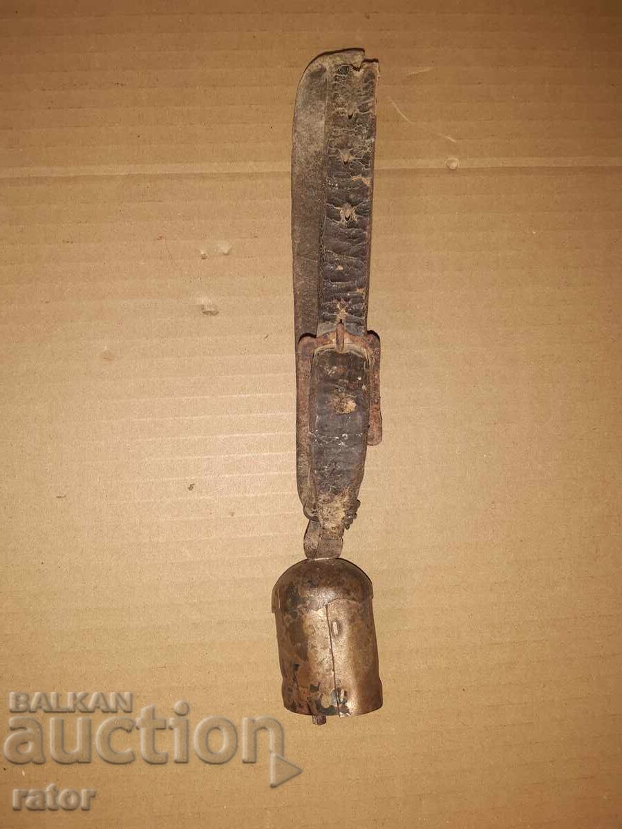 Licitație Clopoțel vechi cu curea veche din piele, clopoțel Licitație Clopoțel vechi cu curea veche din piele, clopoțel