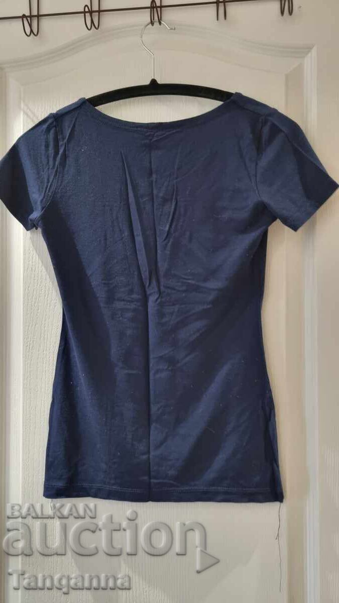 Tricou albastru cu preț 8.00 BGN | € 4.09