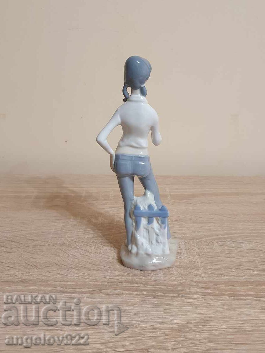 Delivery of CASADES Spanish porcelain figure statuette Delivery of CASADES Spanish porcelain figure statuette