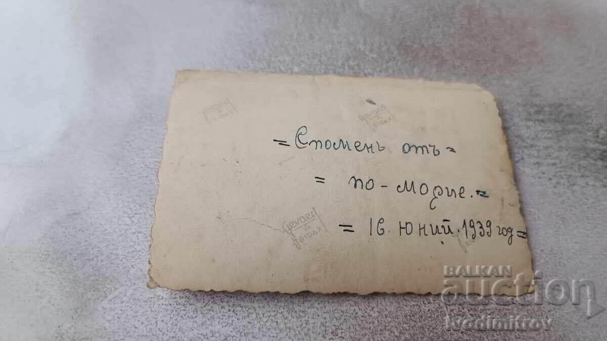 Fotografie Pomorie Fată tânără cu chitară în fața unei clădiri 1939 cu preț 2.35 BGN | € 1.20