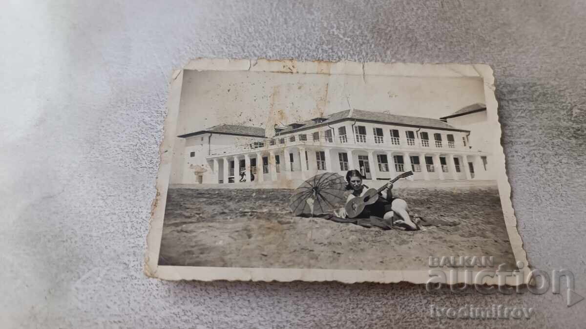Fotografie Pomorie Fată tânără cu chitară în fața unei clădiri 1939