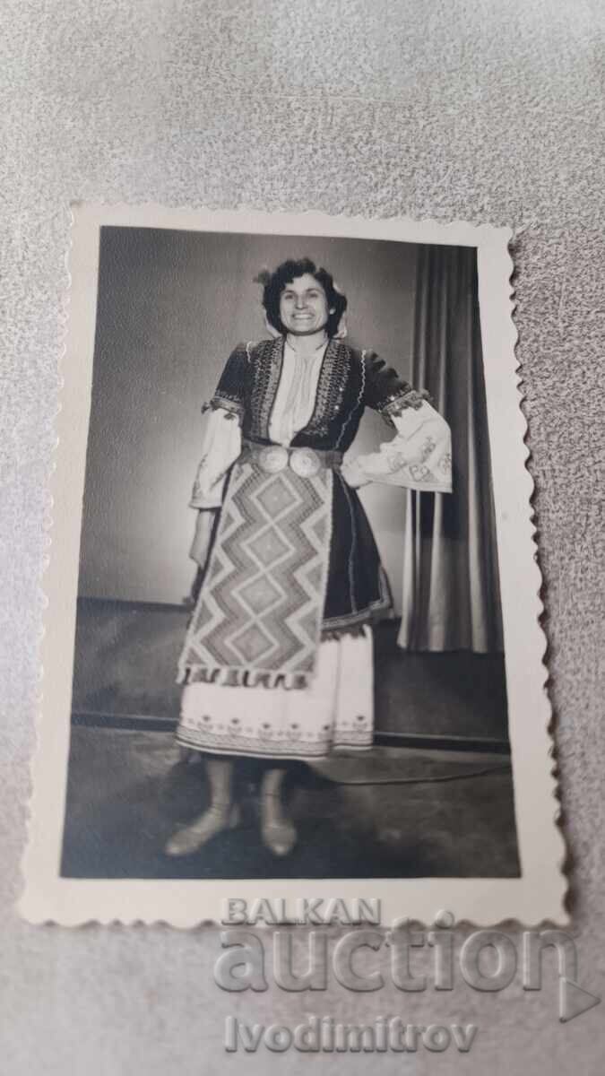 Foto Femeie în costum național Foto Femeie în costum național