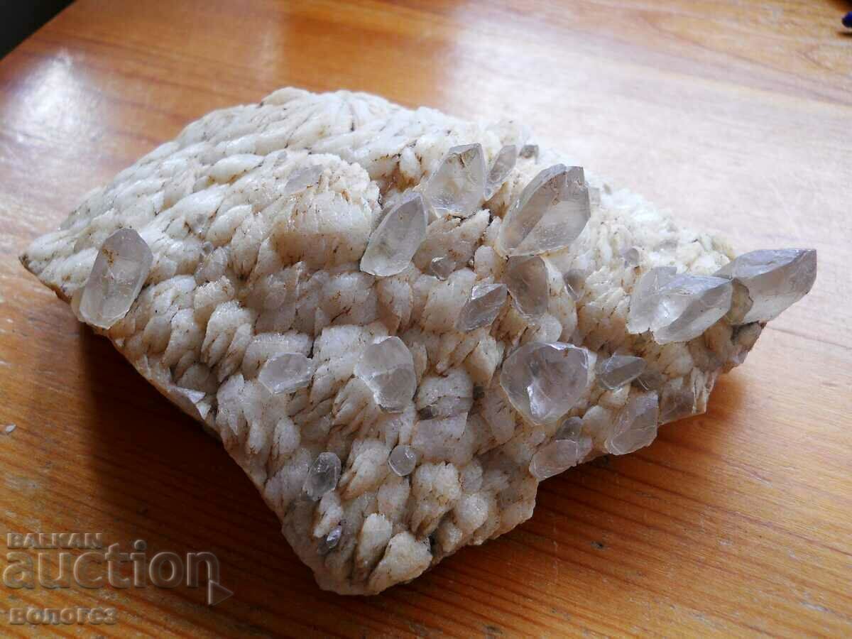 Cristal de munte în feldspat (druză unică) cu preț € 20.50 | 40.09 BGN Cristal de munte în feldspat (druză unică) cu preț € 20.50 | 40.09 BGN