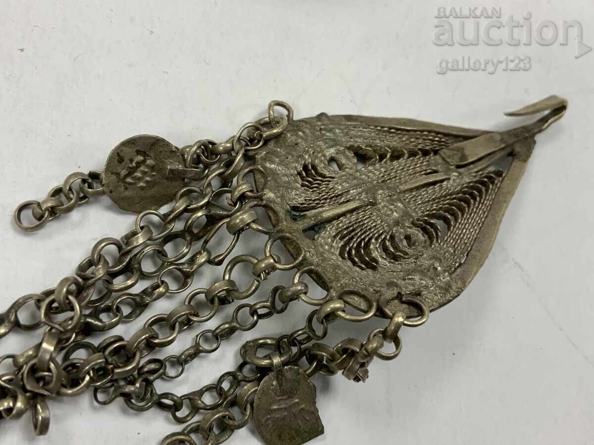 Livrarea Bijuterie renascentistă cu filigran strălucitor Livrarea Bijuterie renascentistă cu filigran strălucitor