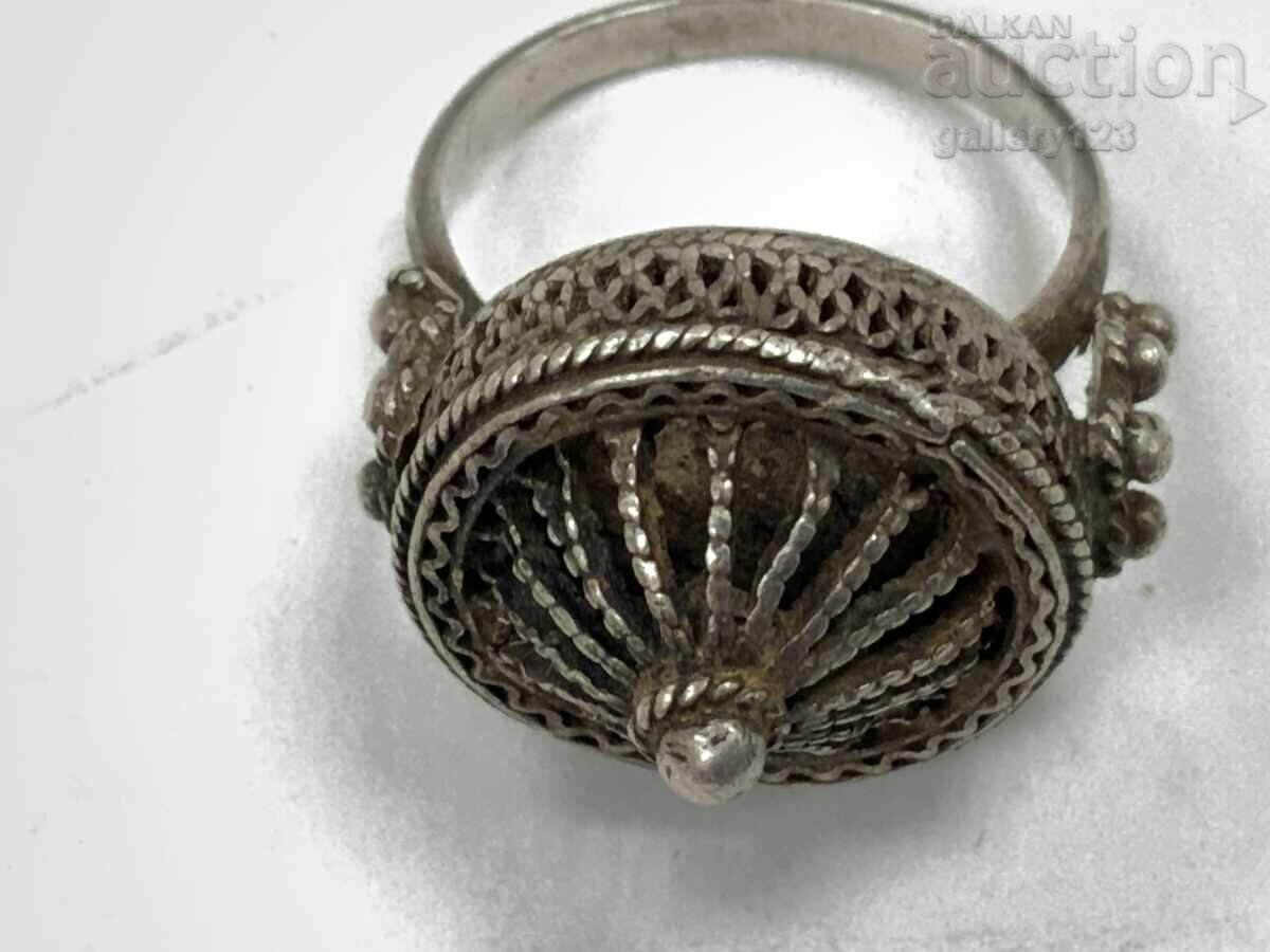 Licitație Inel vechi din filigran de argint