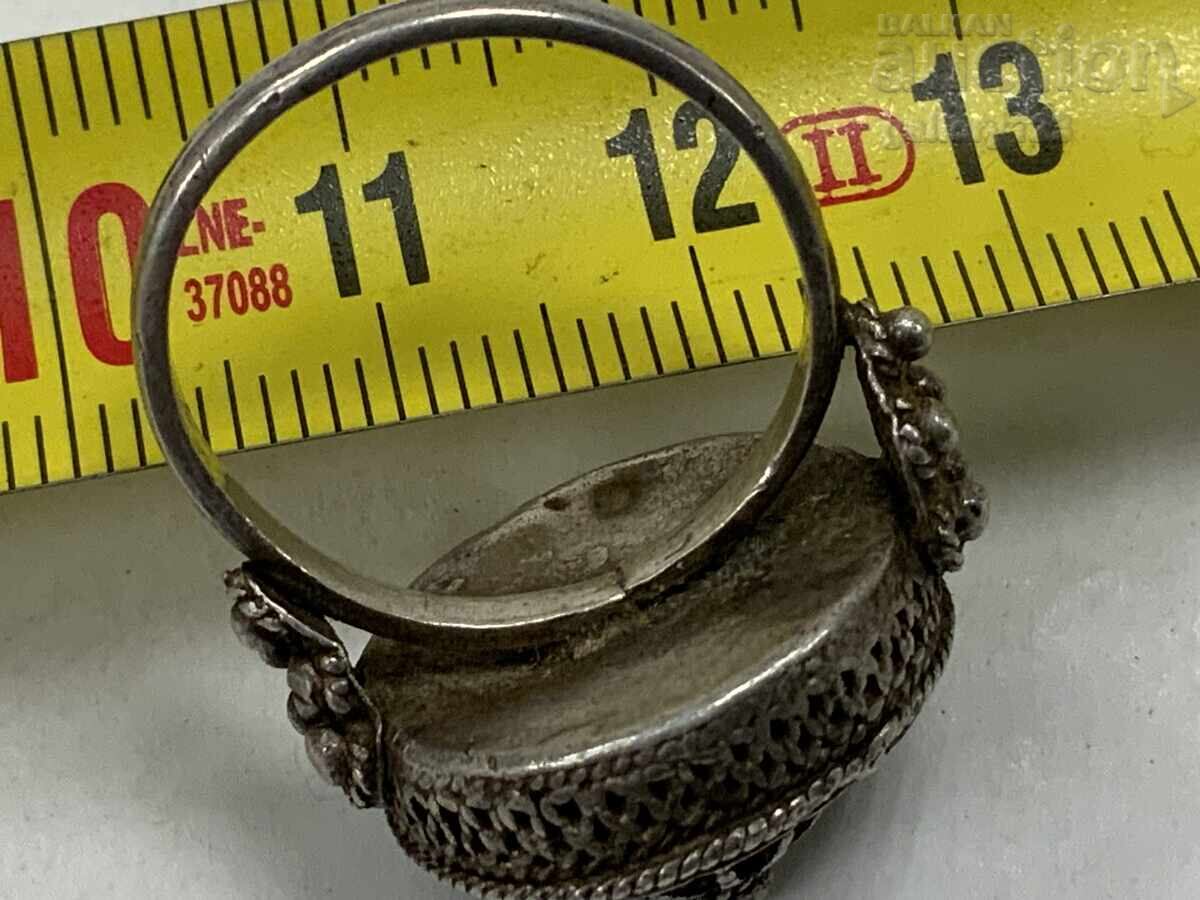 Livrarea Inel vechi din filigran de argint