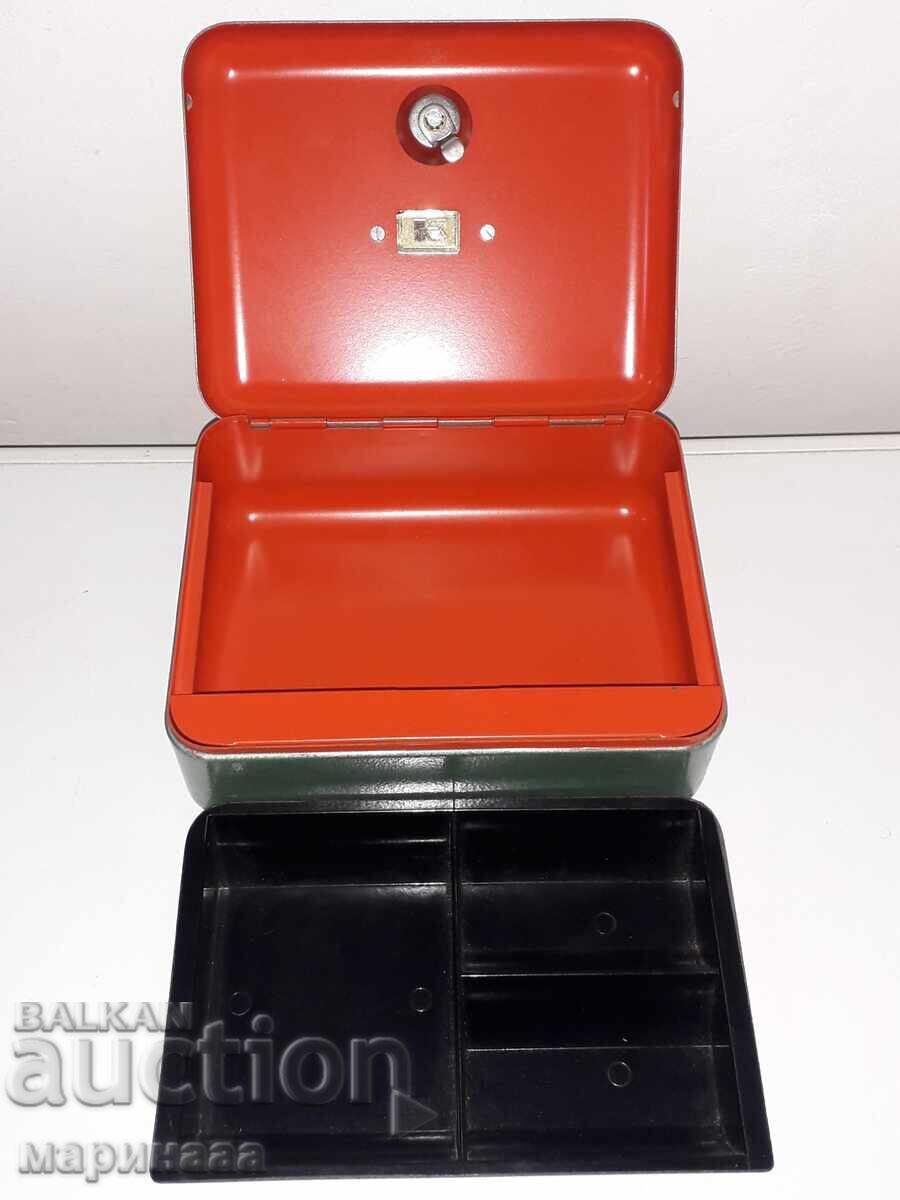 SEIF METALIC MASIV. 1,316 KG. GERMANIA cu preț 35.00 BGN | € 17.90