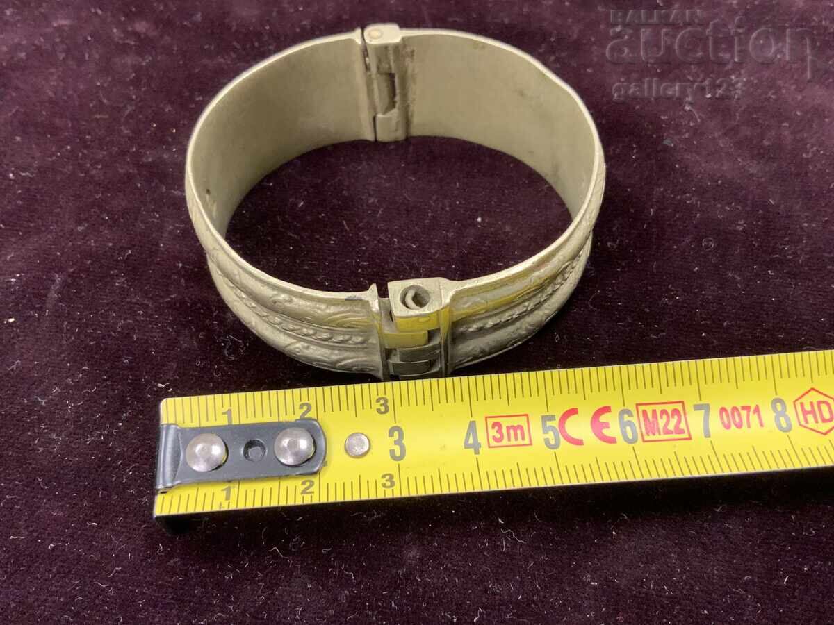 Доставка на Възрожденска гривна сребро сечан