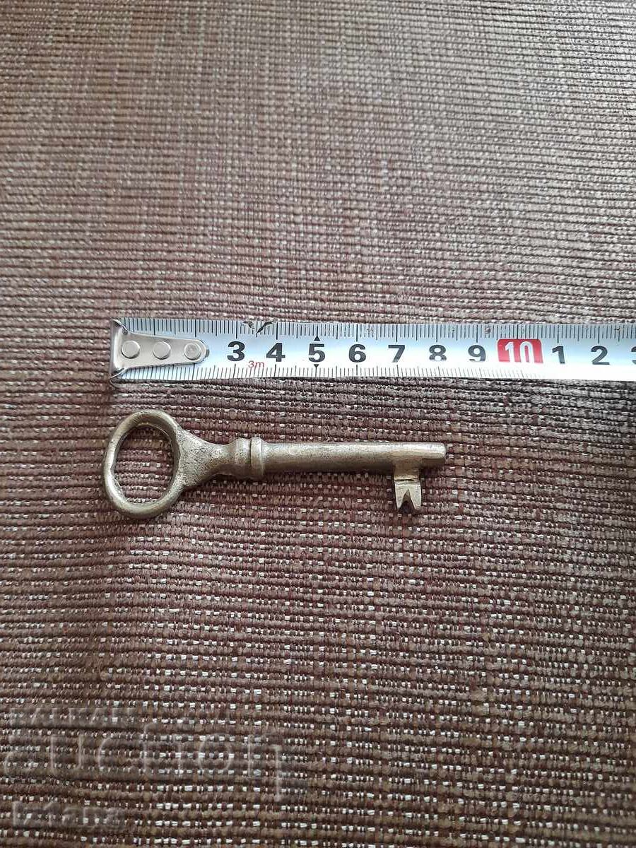 Cheie veche de metal cu preț 11.00 BGN | € 5.62 Cheie veche de metal cu preț 11.00 BGN | € 5.62