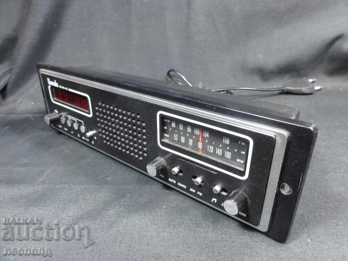 Auction  BZC STAR RETRO TRANSISTOR RADIO LED CLOCK WANDA