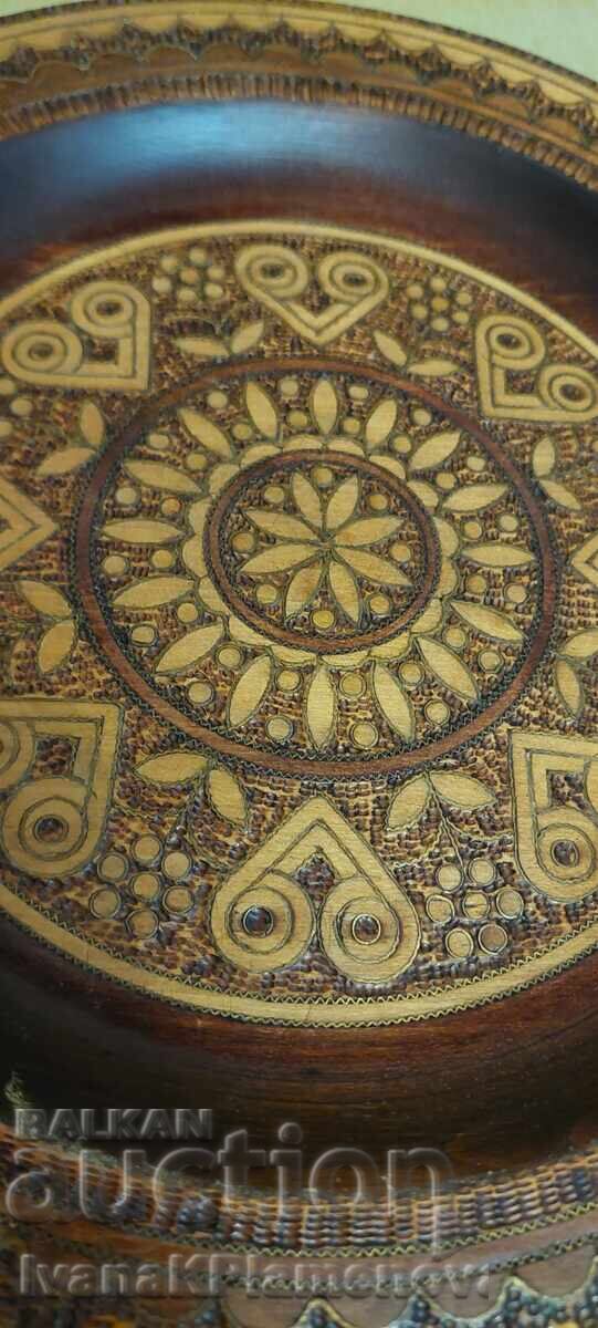 Auction  Wooden panel inlaid with brass for connoisseurs, 30cm