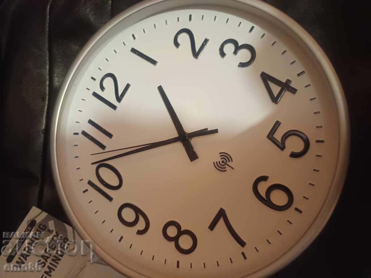Auction  Radio-controlled wall clock B.Z.C
