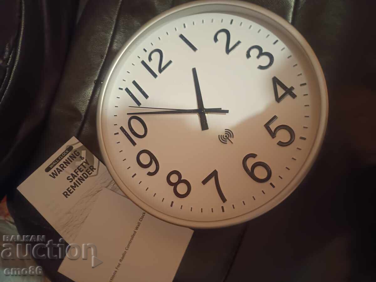 Radio-controlled wall clock B.Z.C