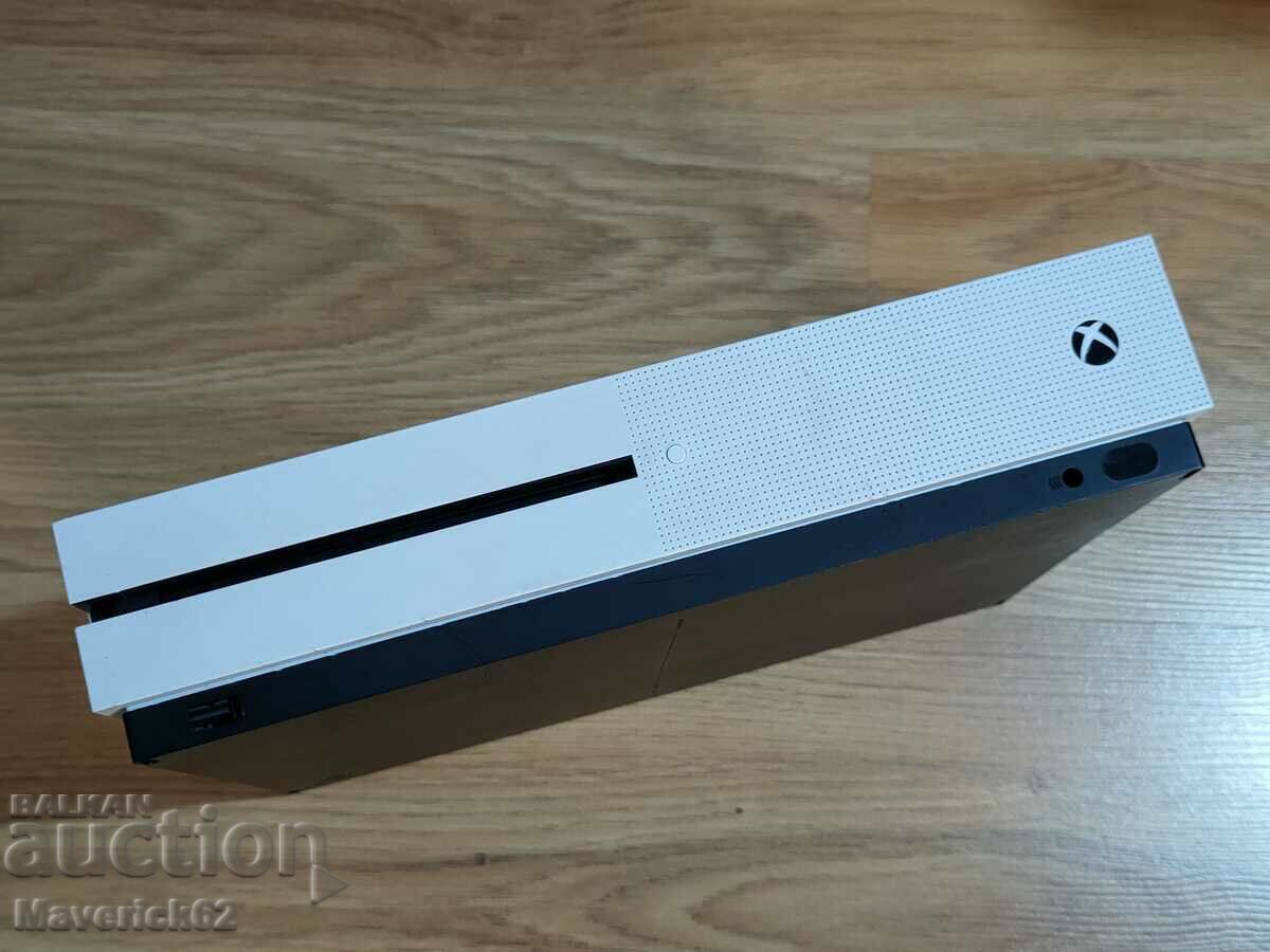 Consola de jocuri Xbox One model 1681 cu preț 40.00 BGN | € 20.45