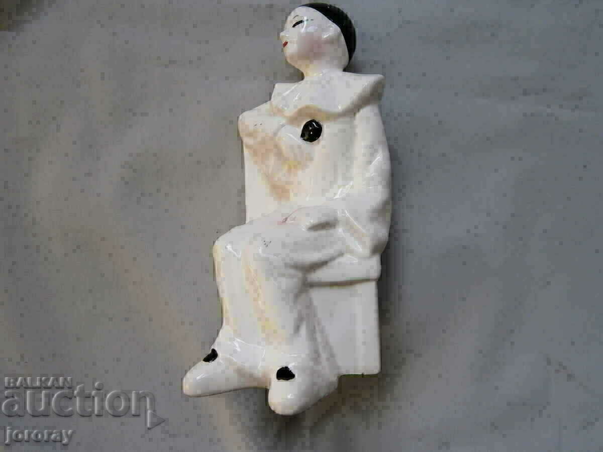 Figurină din porțelan 19 cm cu preț 5.00 BGN | € 2.56 Figurină din porțelan 19 cm cu preț 5.00 BGN | € 2.56