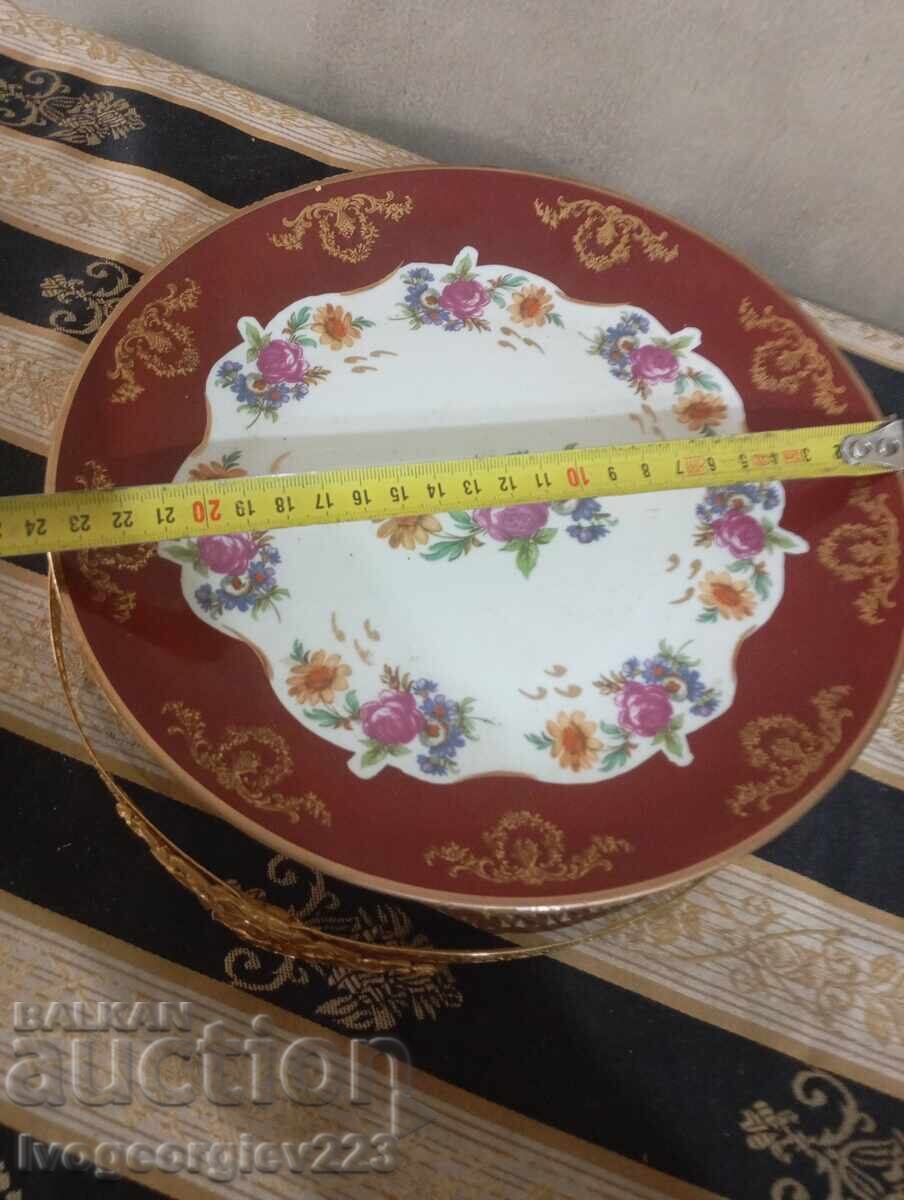 Auction  Porcelain serving platter, basket