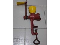 Mașină de măcinat nuci și semințe, model românesc, anii '60