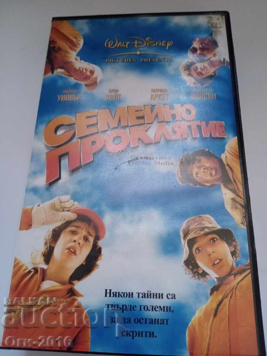 Caseta video VHS Film Blestemul Familiei cu preț 6.00 BGN | € 3.07