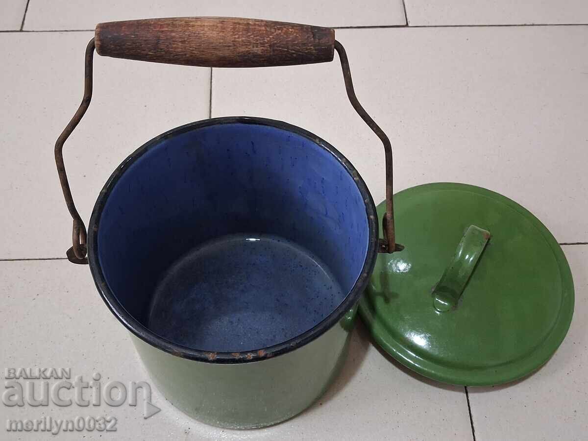 Auction  Old enameled can with lid, enameled container, pot