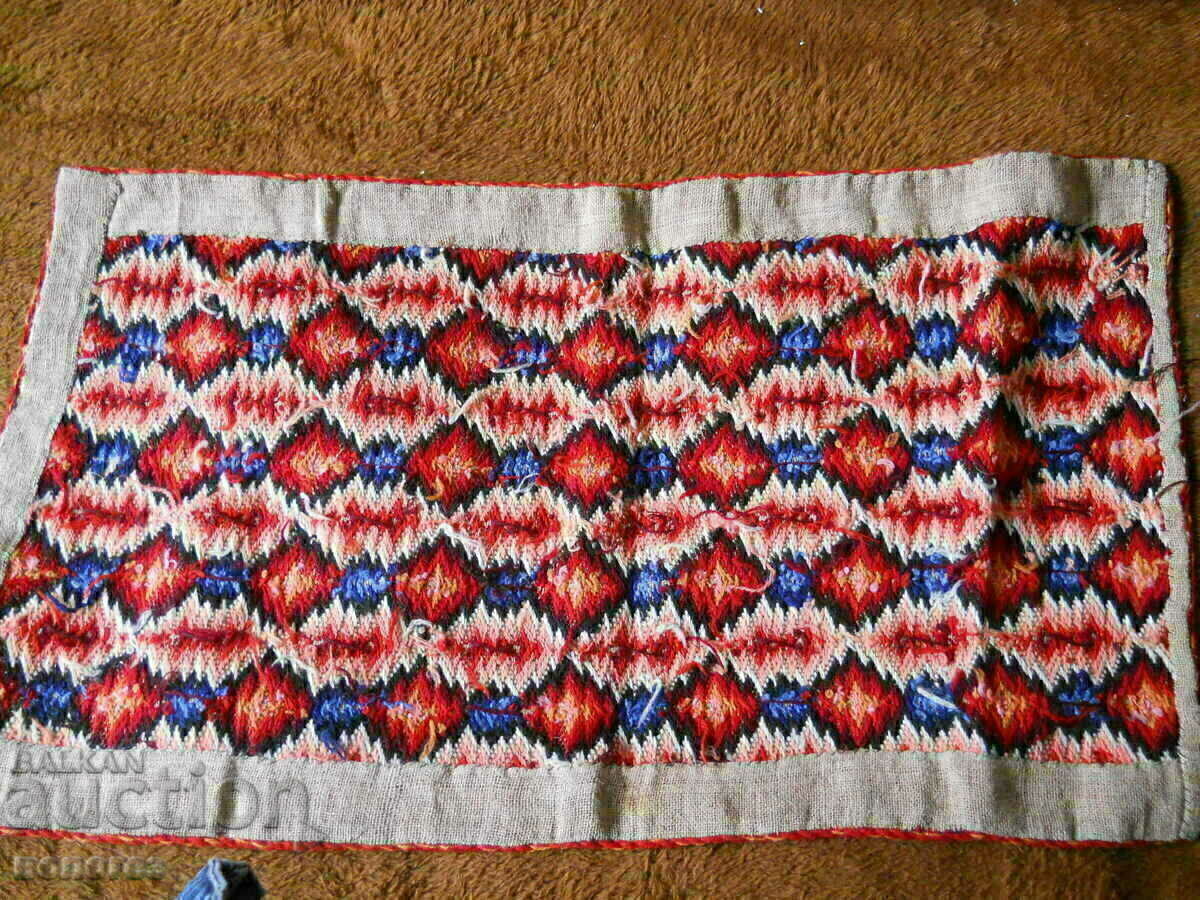 Livrarea Covor vechi turlaș brodat manual pentru perete Livrarea Covor vechi turlaș brodat manual pentru perete