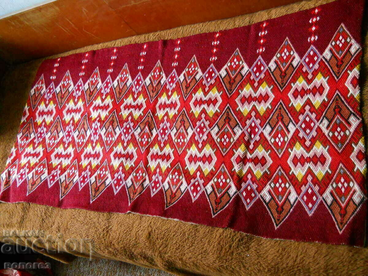 Covor vechi turlaș brodat manual pentru perete cu preț 75.00 BGN | € 38.35 Covor vechi turlaș brodat manual pentru perete cu preț 75.00 BGN | € 38.35