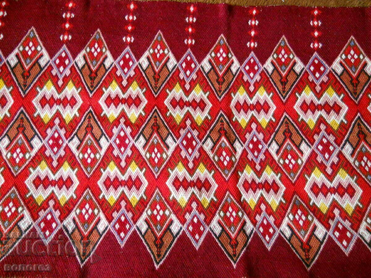 Livrarea Covor vechi turlaș brodat manual pentru perete Livrarea Covor vechi turlaș brodat manual pentru perete