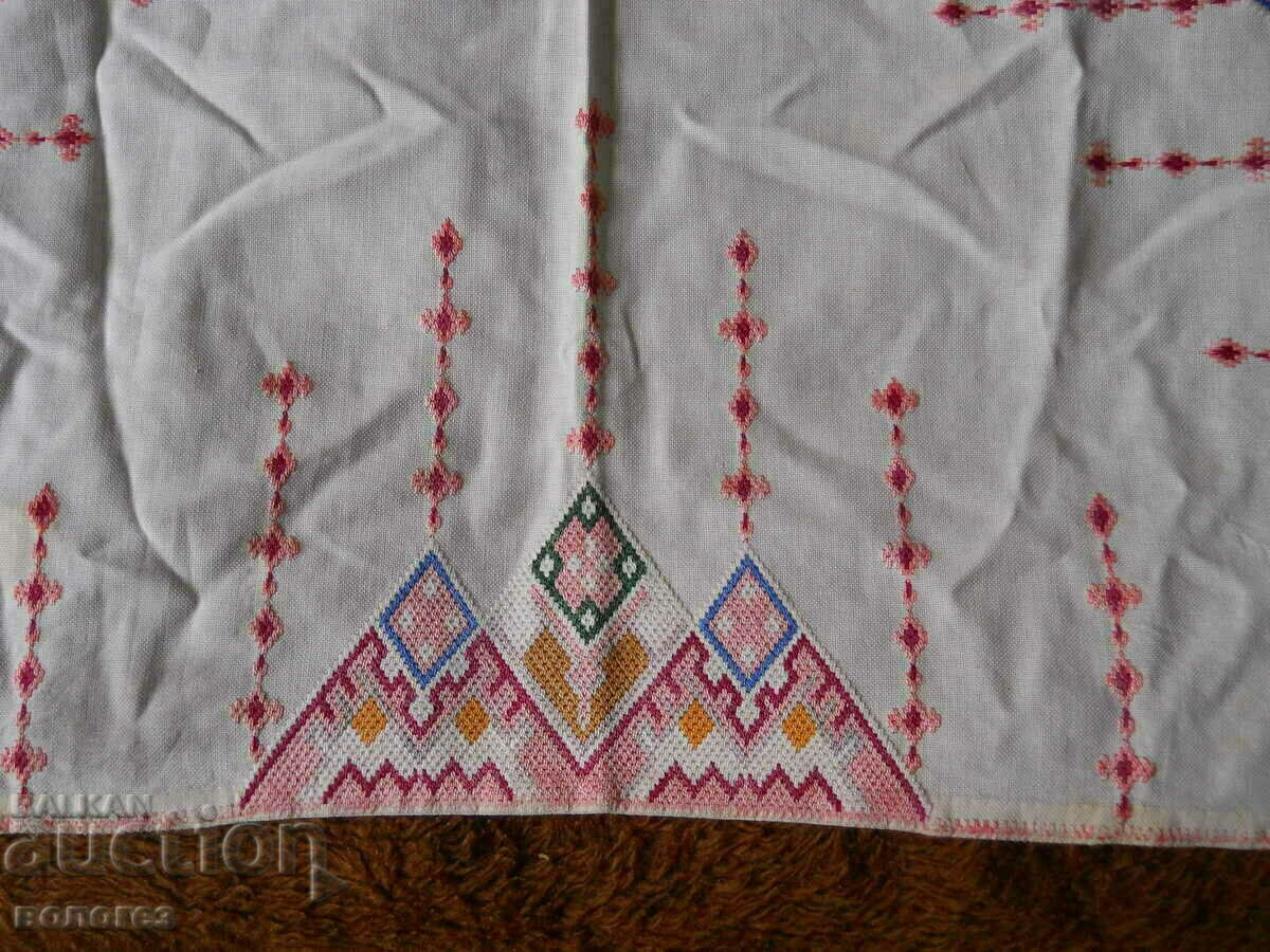 Παλιό κεντημένο στο χέρι τραπεζομάντιλο με τιμή 10.00 BGN | € 5.11