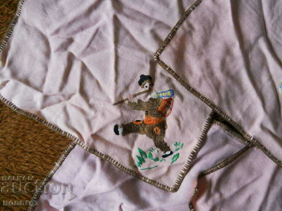 Șervețele vechi brodate manual - 6 buc cu preț 12.00 BGN | € 6.14 Șervețele vechi brodate manual - 6 buc cu preț 12.00 BGN | € 6.14