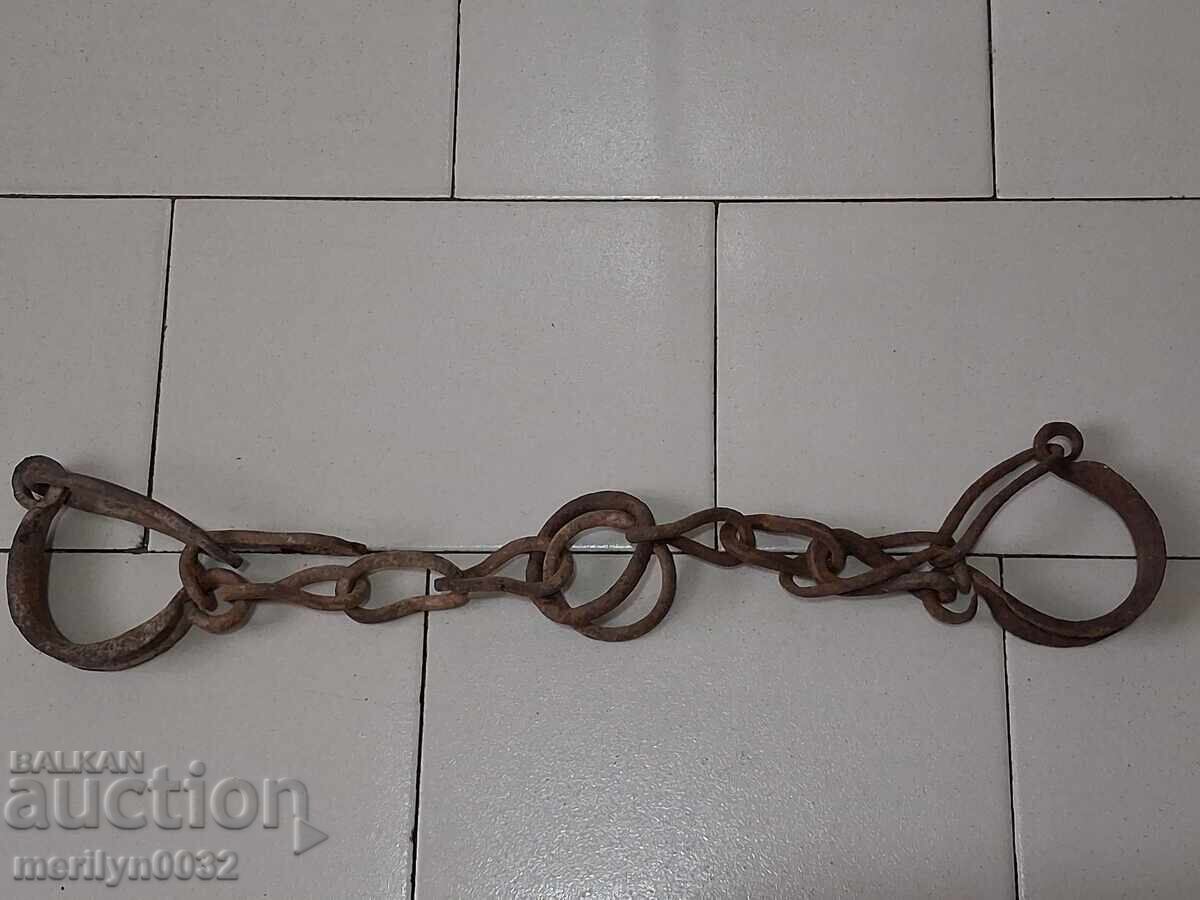 Стари ръчно ковани букаи, вериги, пранги, окови