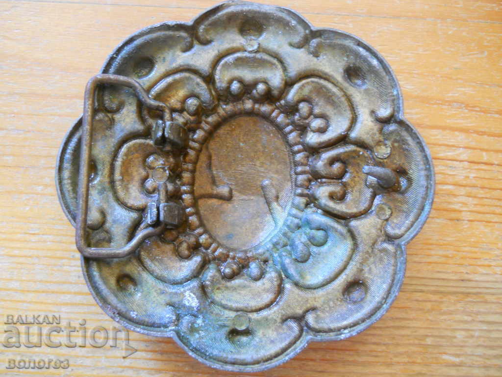 Pafta de bronz (jumătate) - Tracia Mării Albe cu preț 25.00 BGN | € 12.78 Pafta de bronz (jumătate) - Tracia Mării Albe cu preț 25.00 BGN | € 12.78