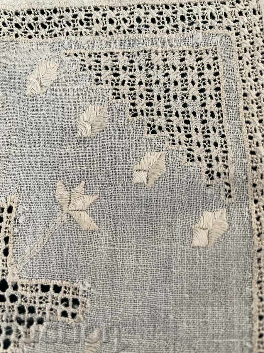 Batistă brodată, 24/24 cm cu preț 9.95 BGN | € 5.09 Batistă brodată, 24/24 cm cu preț 9.95 BGN | € 5.09