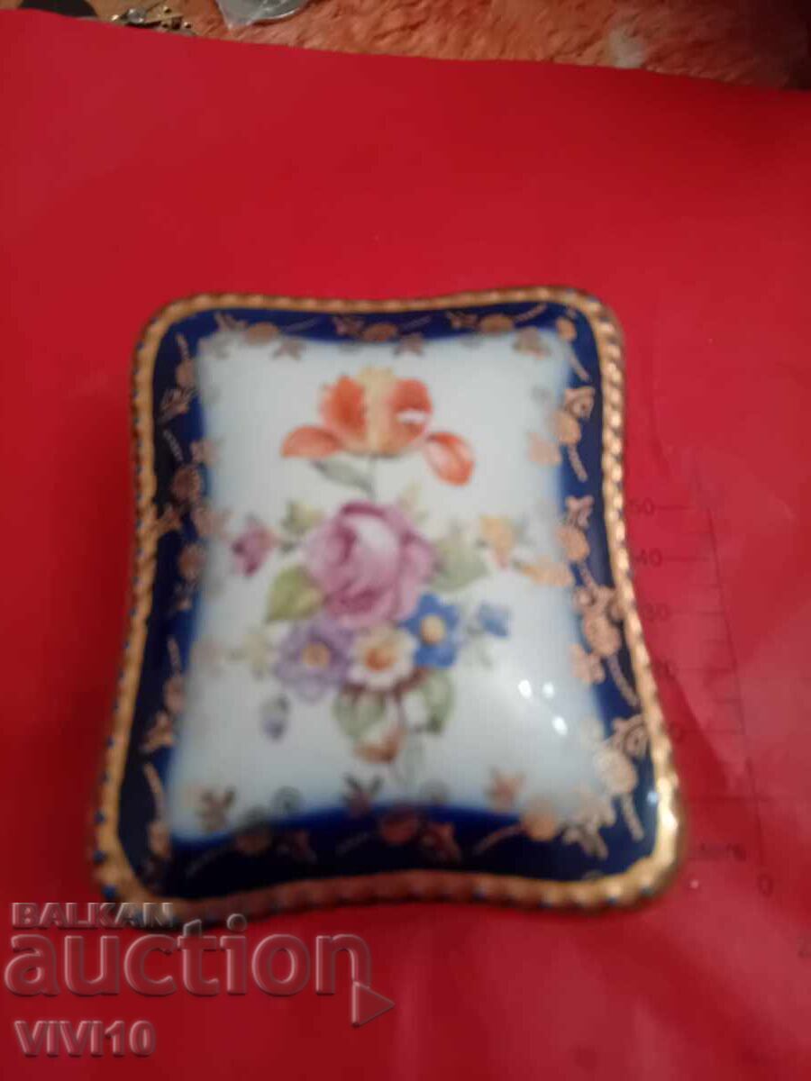 Cutie veche pentru bijuterii, porțelan