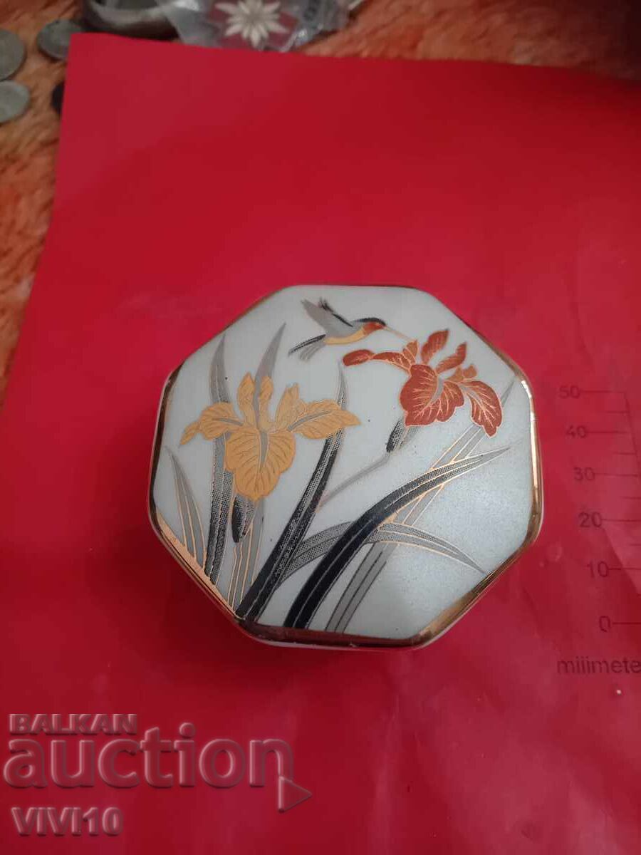 Cutie veche din porțelan pentru bijuterii