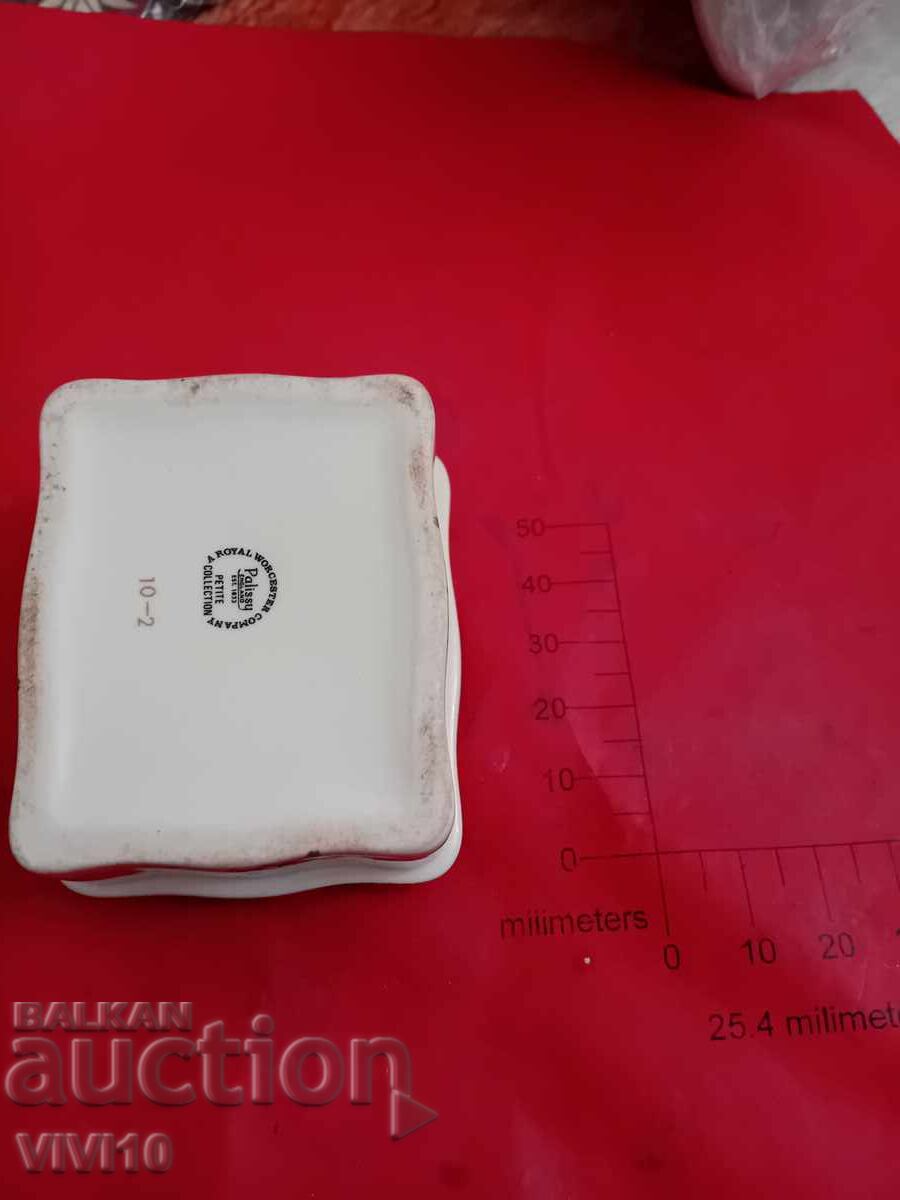 Старинна порцеланова кутийка за бижута с цена 40.00 лв. | € 20.45 Старинна порцеланова кутийка за бижута с цена 40.00 лв. | € 20.45