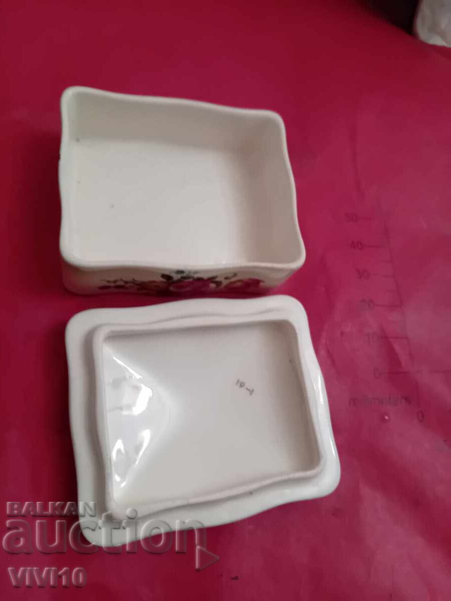 Аукцион Старинна порцеланова кутийка за бижута Аукцион Старинна порцеланова кутийка за бижута