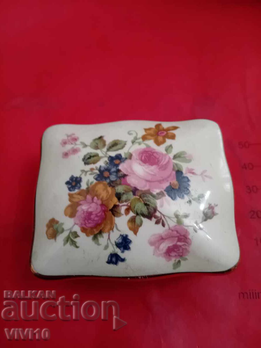 Старинна порцеланова кутийка за бижута Старинна порцеланова кутийка за бижута